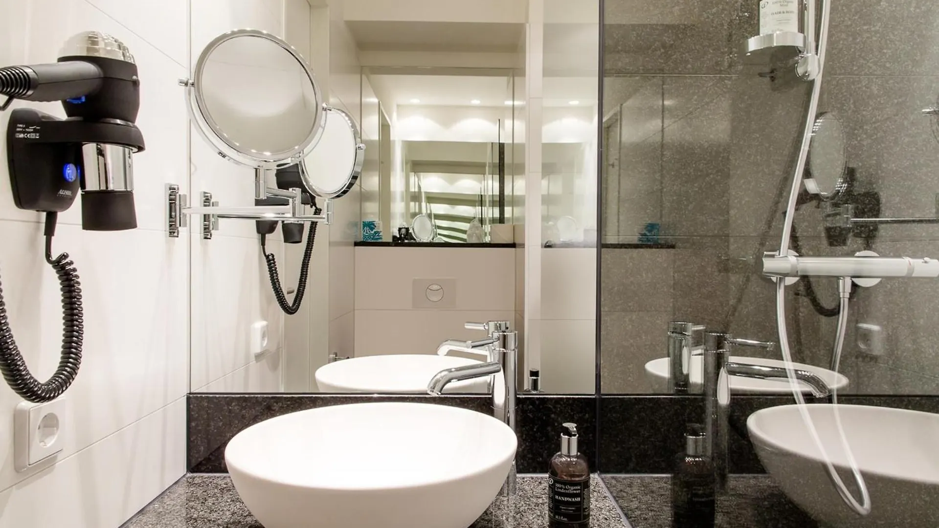 Motel One Hamburg-Alster Hotel